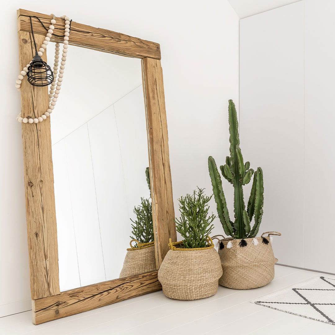 Ajouter une ambiance chaleureuse et originale avec le miroir encadré en bois naturel